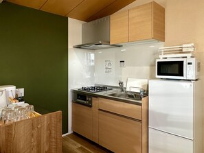 KF-1 (Up to 5 Guests): Complimentary Light Snacks & Beer/Parking Available/Non-Smoking | Private kitchen | Microwave, electric kettle