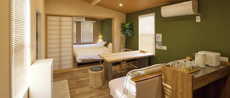 Standaard suite, niet-roken (KF-1,LightSnacks&Beer,Parking,5Guests) | Individueel gedecoreerd, individueel gemeubileerd, gratis wifi