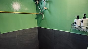 Familierom, privat bad | Bad | Dusj, håndklær og toalettpapir