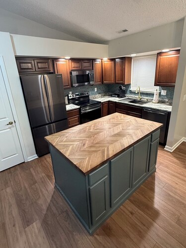 3-bedroom house in Jeffersonville minutes from Louisville. Close to everything.