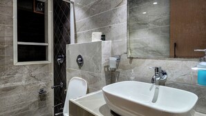 Une salle de bain moderne équipée de toilettes, d’un bidet et d’un lavabo.