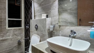 Chuveiro, toalhas de banho, sabonete, shampoo