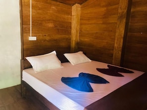 Caja de seguridad en la habitación y tabla de planchar con plancha 