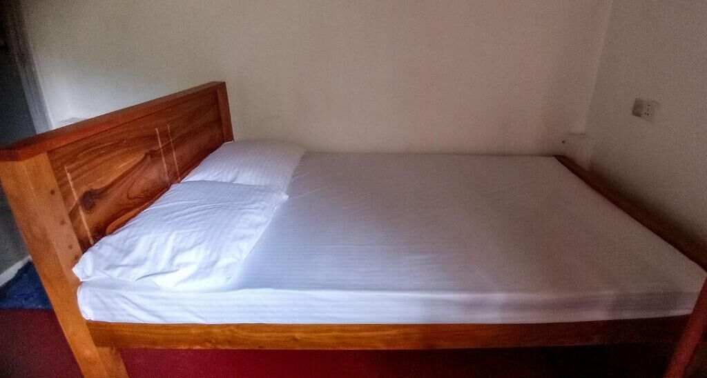 خزنة داخل الغرفة ومكواة/لوح كي وواي فاي مجانًا