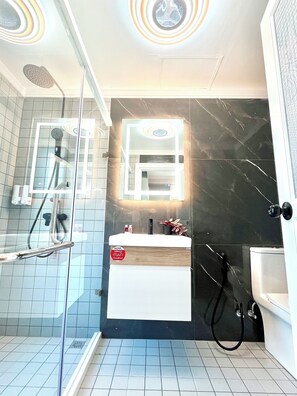 Luxury Suite, Balcony, Mountain View | Bathroom | Free toiletries, bidet, towels, soap - Amara APK Resort and Spa (Pa Tong)