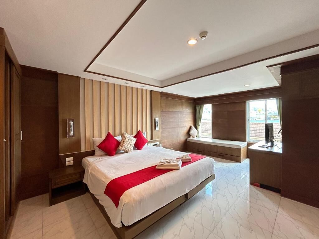 Deluxe Suite, Balcony | In-room safe, free WiFi, bed sheets