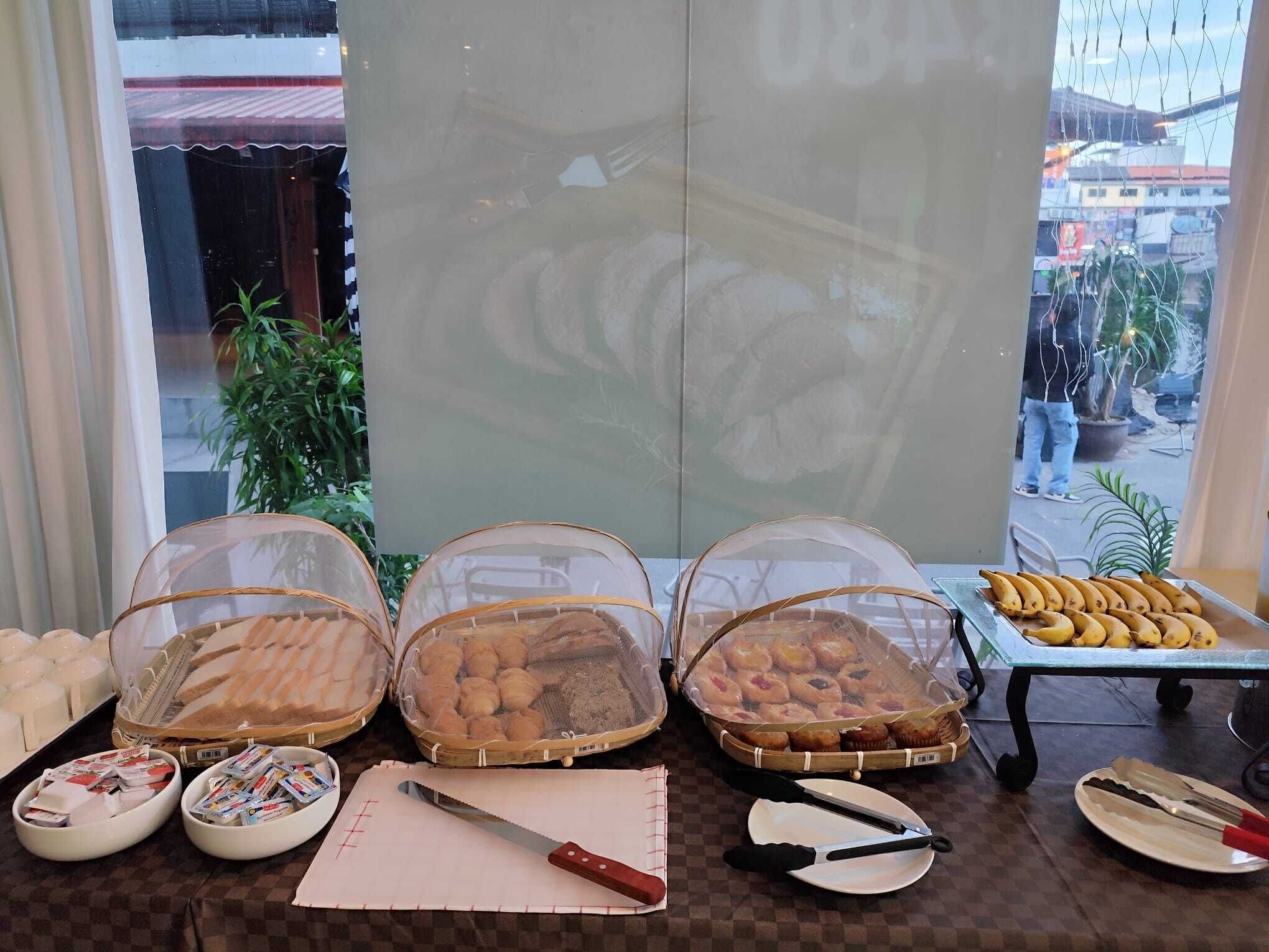 Daily buffet breakfast for a fee