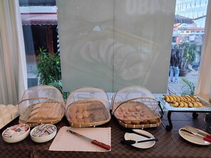 Daily buffet breakfast for a fee - Amara APK Resort and Spa (Patong)