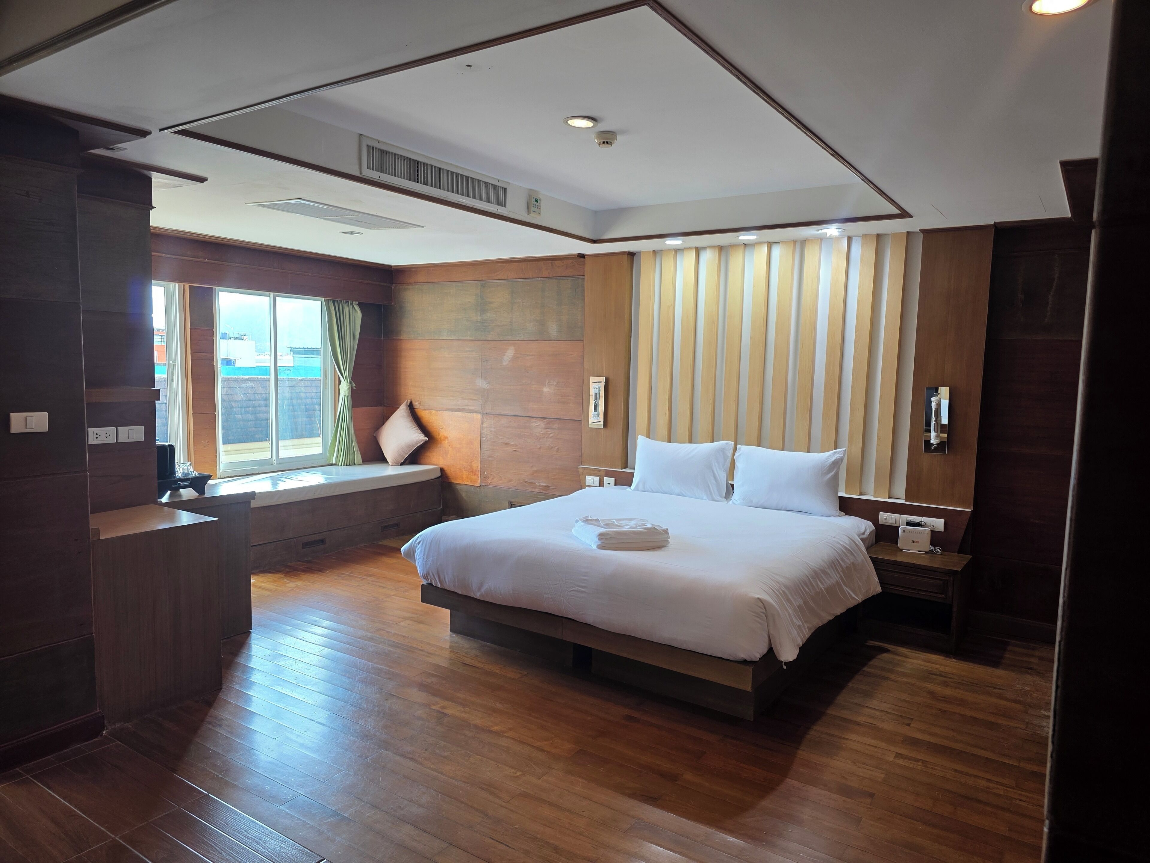 Deluxe Suite | In-room safe, free WiFi, bed sheets