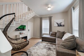 House (2 Bedrooms) | Interior - 4 Queen Beds High Speed Wifi Private Parking (Fort Worth)