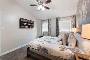 House (2 Bedrooms) | Interior - 4 Queen Beds High Speed Wifi Private Parking (Fort Worth)