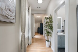 House (2 Bedrooms) | Interior - 4 Queen Beds High Speed Wifi Private Parking (Fort Worth)