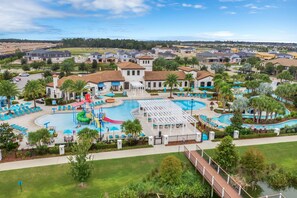 Un complexe hôtelier doté d’une grande piscine, de nombreux chaises longues et d’un pavillon.