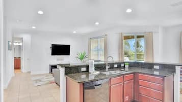 House (6 Bedrooms) | Interior