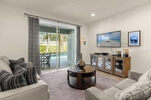 Interior - 350-8-pc-open Floor Plan With Private Pool (Kissimmee)