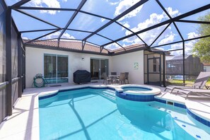 A covered outdoor swimming pool with a patio area, a barbecue, and a view of the backyard. - Flash 20 Off Newly Remodeled Villa With Pvt Pool, Spa Pool And Game Room (Kissimmee)