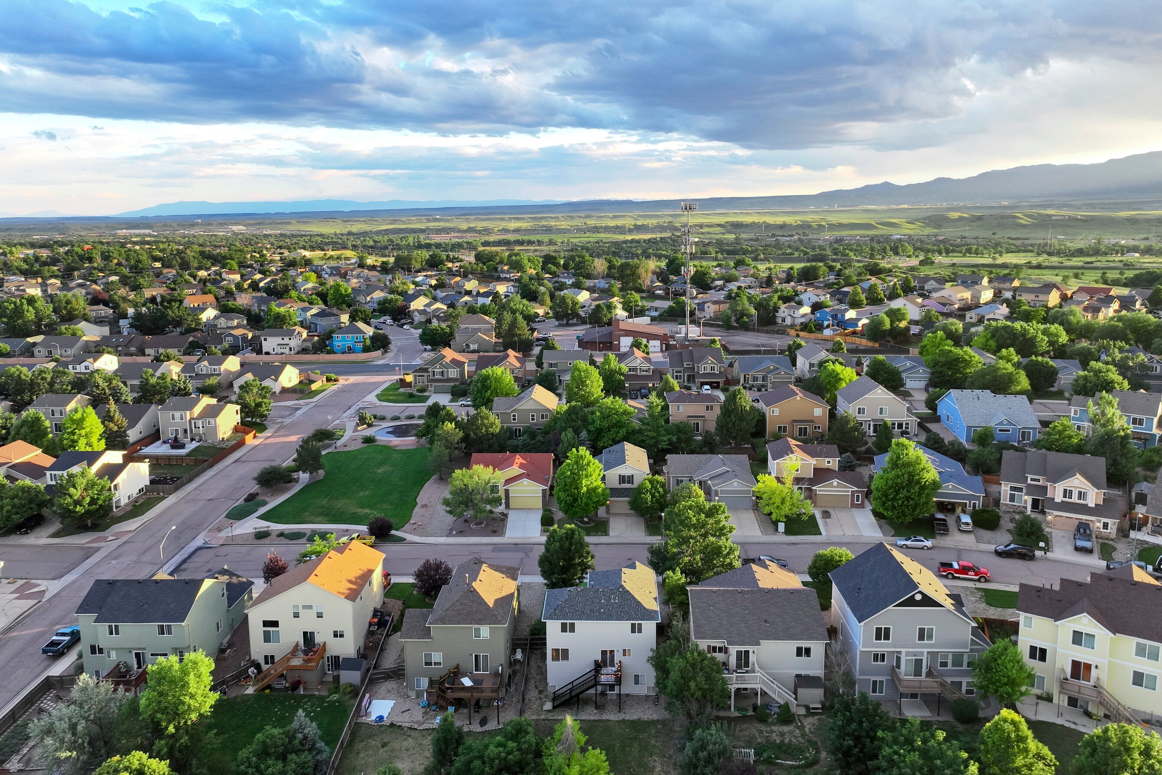 Vue aérienne d’un quartier résidentiel avec ses maisons, ses rues et ses espaces verts.