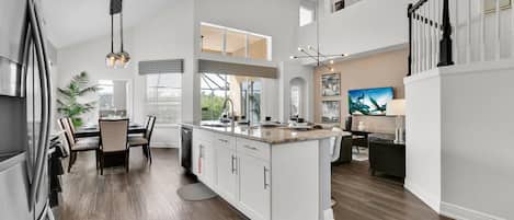 House (6 Bedrooms) | Interior