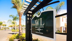 Segnaletica per il West Lucaya Village Resort, con struttura a pergola.