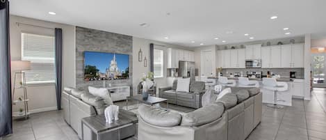 House (6 Bedrooms) | Interior