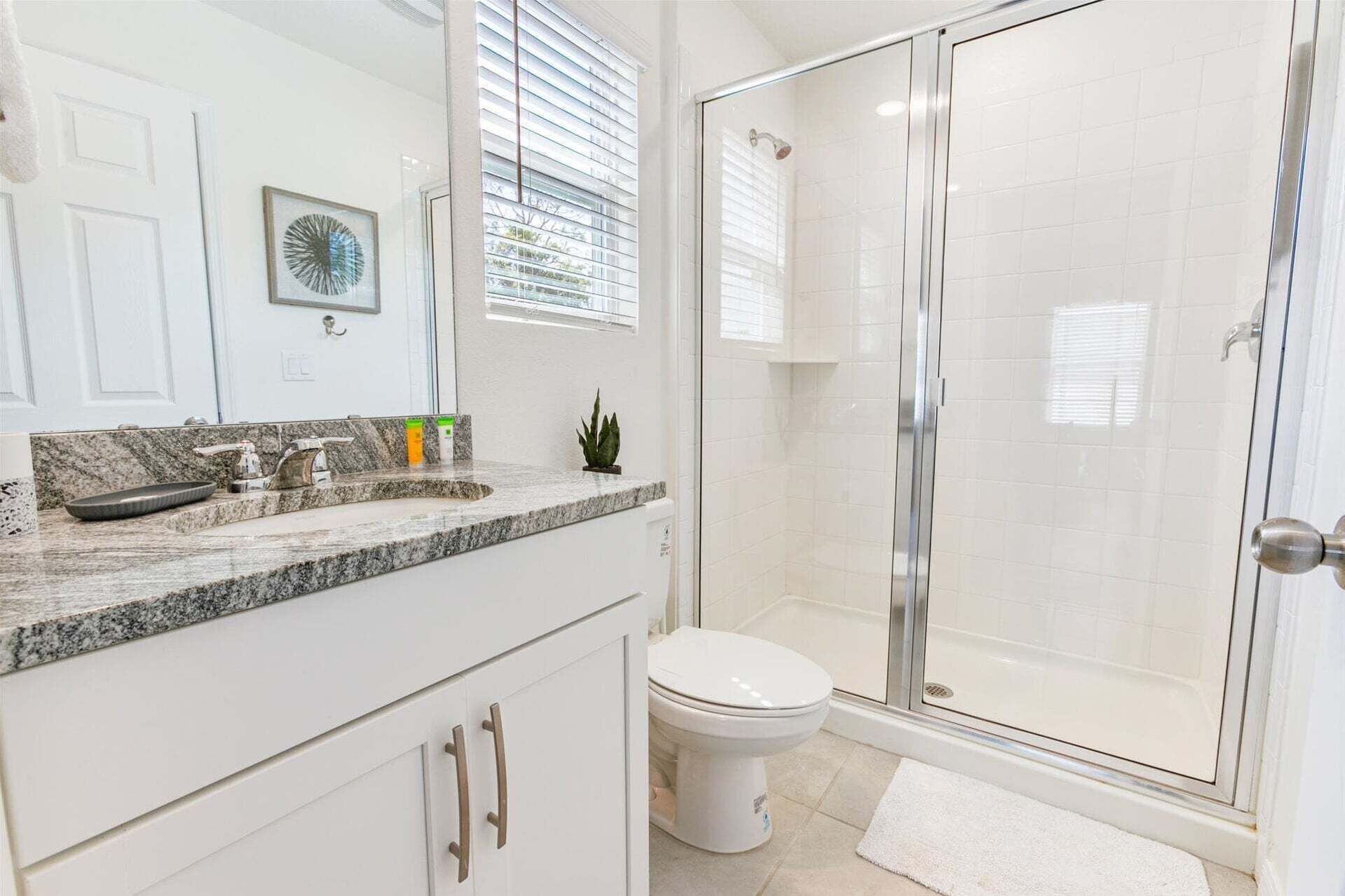 Ein Badezimmer mit Dusche, Toilette und Waschbecken.