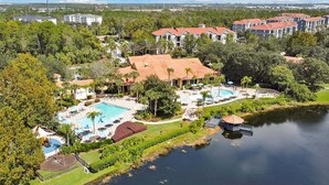 Un resort con varias piscinas, un lago y una variedad de edificios.