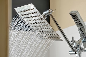 A showerhead with multiple water streams. - Tuscan Hills Home Private Pool, Game Room& Near Disney (Davenport)