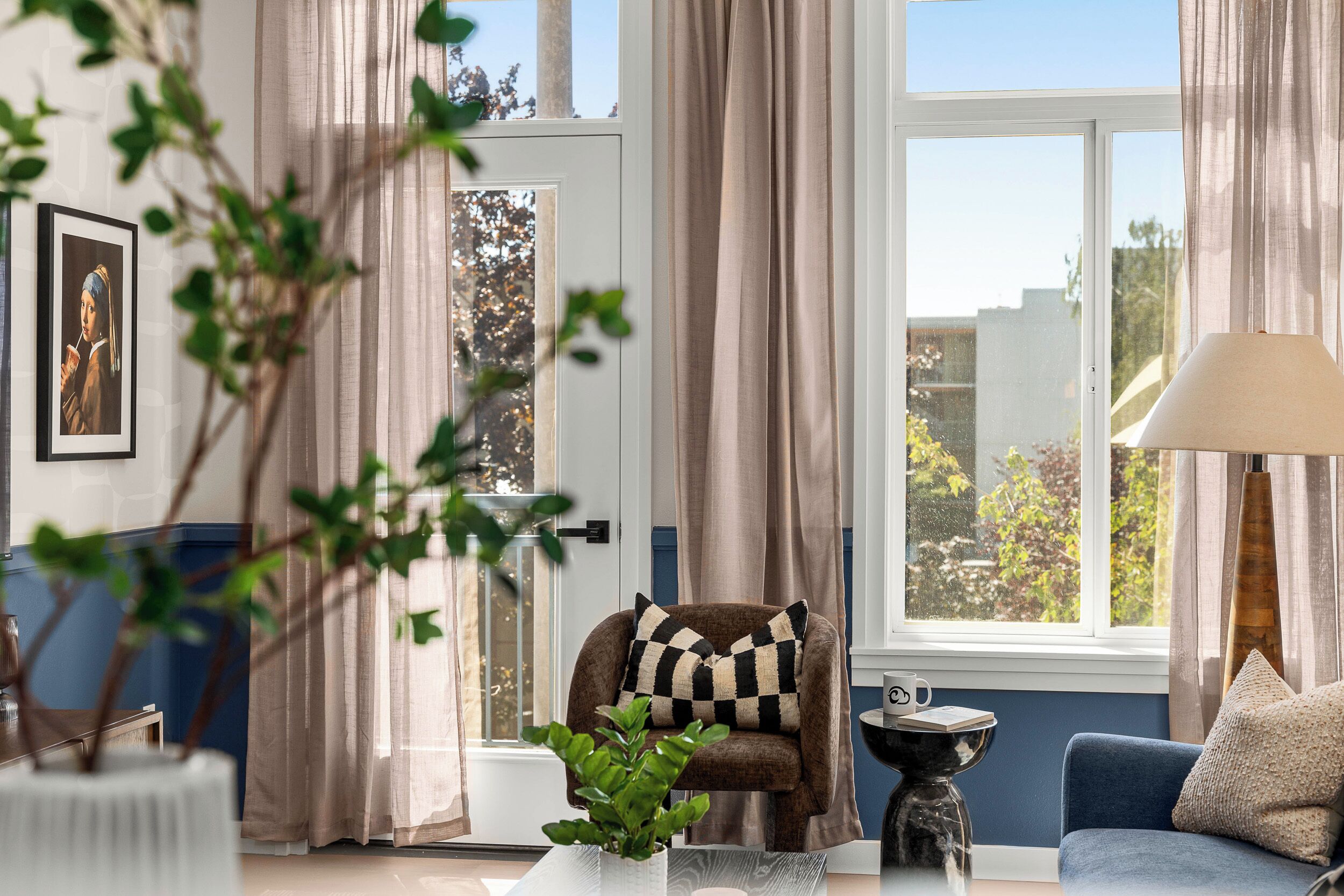 Smart TV, books, music library, stereo