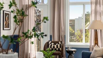 Smart TV, books, music library, stereo