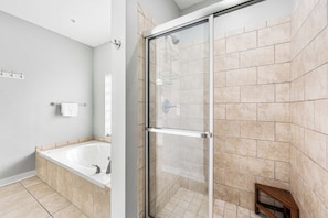 Douche, baignoire à jets, sèche-cheveux, serviettes fournies