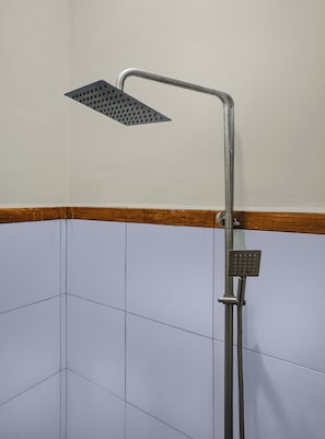 Een douche, handdoeken