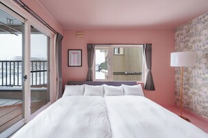 Escritorio, tabla de planchar con plancha y wifi gratis 