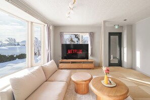 Living area - THE CRANE SANCTUARY KAMIFURANO (Kamifurano)