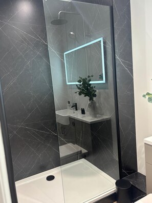 Shower, hair dryer, towels, soap - Large, modern, central 2 bedroom apartment (Scarborough)
