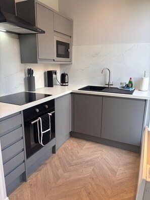 Private kitchen - Large, modern, central 2 bedroom apartment (Scarborough)