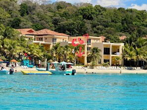 Sun-loungers, beach towels - Beachfront West Bay 2BR Condo: Reef Snorkel Paradise! (Coxen Hole)