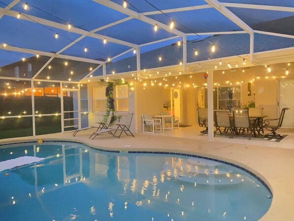 Outdoor pool - Spacious 4-bedroom house at Celebration, near Walt Disney World (Kissimmee)