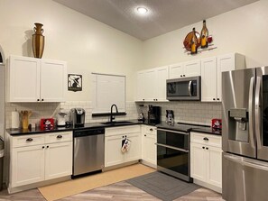 Microwave, oven, stovetop, dishwasher - Spacious 4-bedroom house at Celebration, near Walt Disney World (Kissimmee)