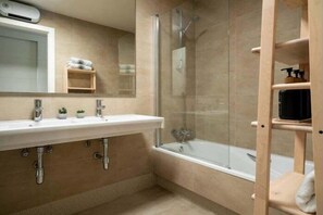 Shower, hair dryer, towels - Luxury Apartment in Moraira – Ritual de Terra (Teulada)
