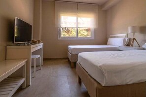 Tabla de planchar con plancha, internet y ropa de cama 