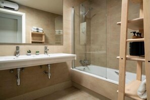 Shower, hair dryer, towels - Luxury Apartment in Moraira – Ritual de Terra (Teulada)