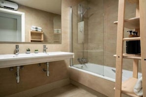 Shower, hair dryer, towels - Luxury Apartment in Moraira – Ritual de Terra (Teulada)