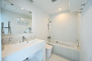 Secador de cabelo, toalhas de banho, sabonete, papel higiênico