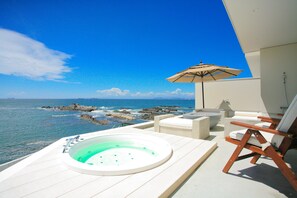 Outdoor spa tub - Oceanfront Owners Suite | Luxury Villa with Mt. Fuji Views, Sauna & Fireplace (富津市)