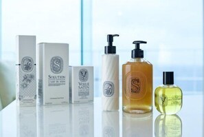 Secador de cabelo, toalhas de banho, sabonete, papel higiênico