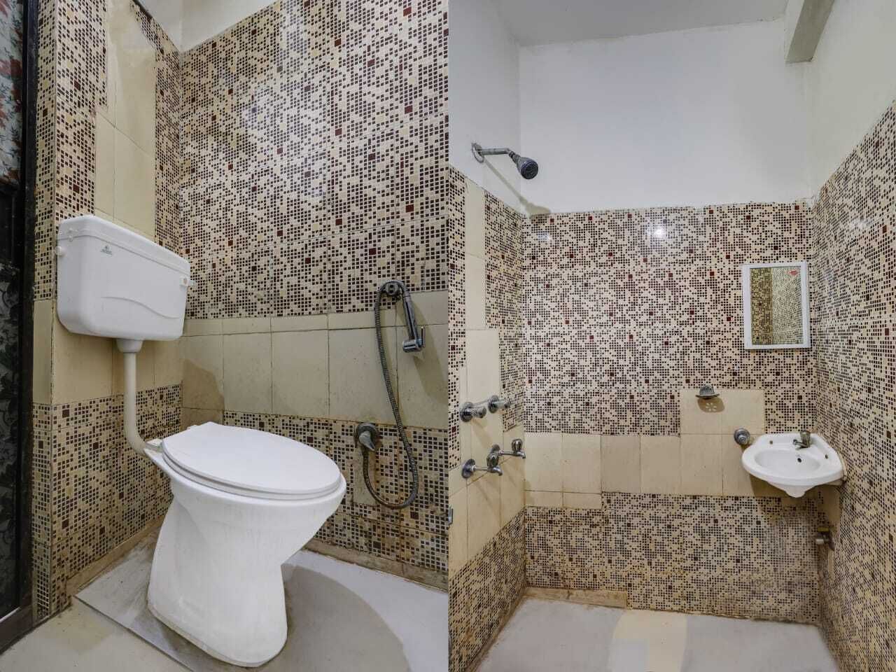 Deluxe-dobbeltværelse - balkon | Badeværelse | Bruser, håndklæder, Sæbe, Toiletpapir