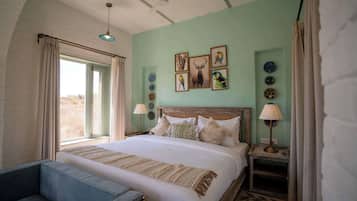 Habitación de lujo, balcón, vista a la alberca | Caja de seguridad en la habitación y escritorio