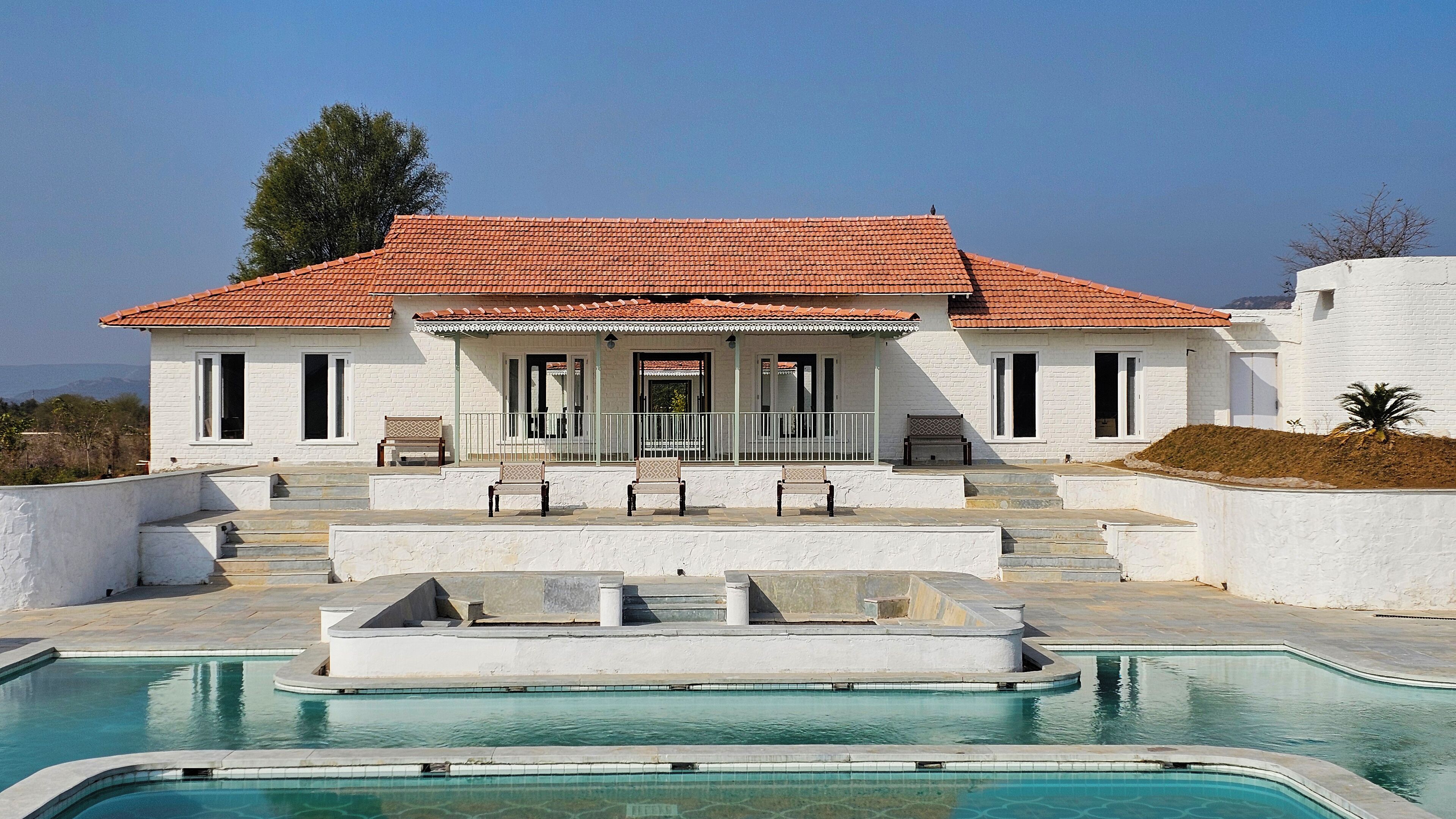 Una piscina al aire libre