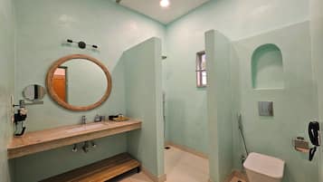 Habitación Deluxe doble, 1 cama de matrimonio grande, balcón, vistas a la colina | Baño | Ducha, artículos de higiene personal gratuitos y secador de pelo