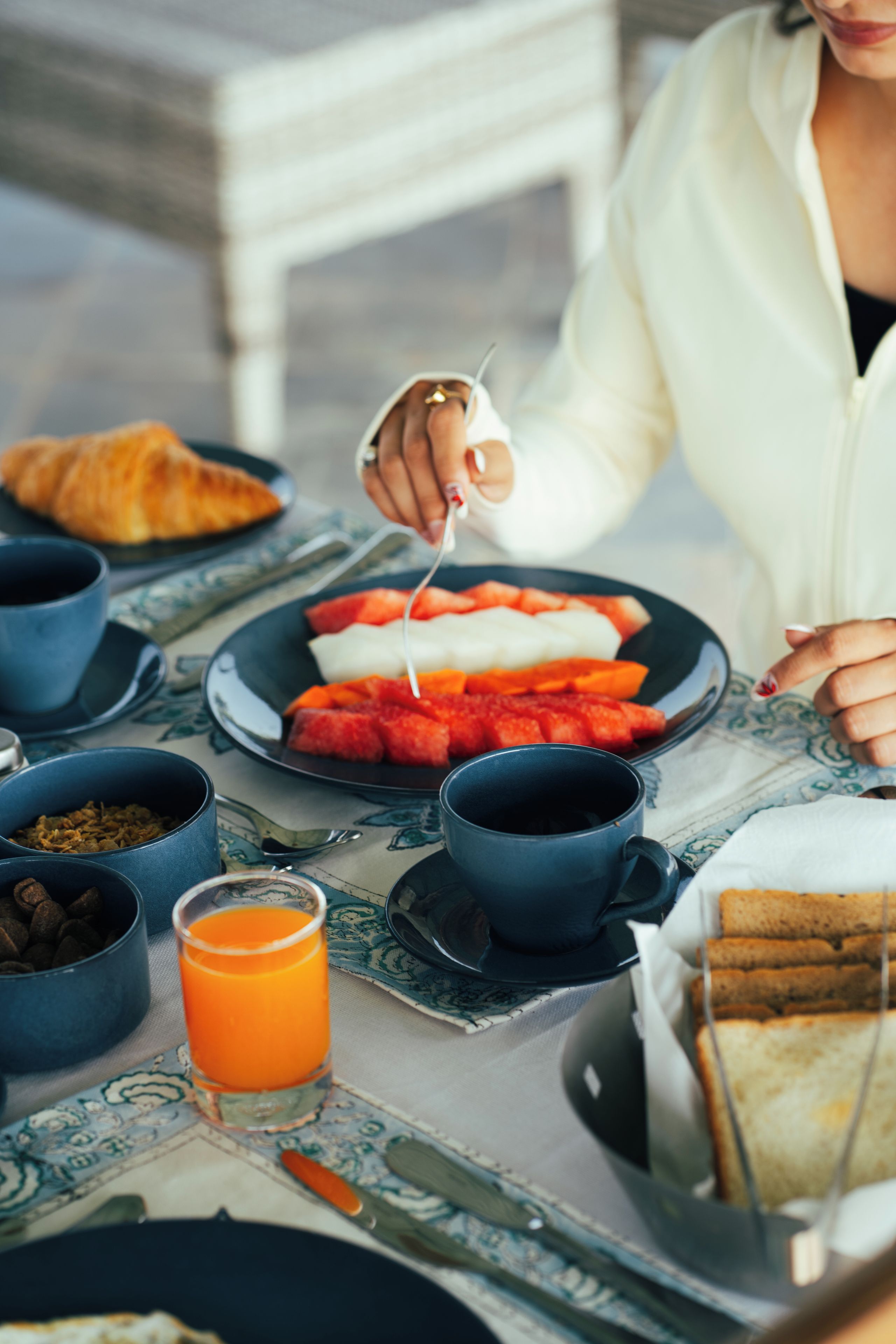 Eixordiment amb croissants, fruita, cereals i suc.